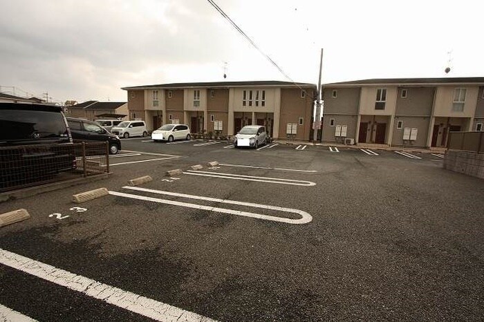 物件外観写真2　(駐車場)