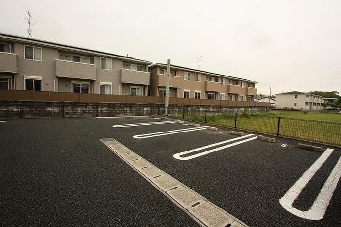 物件外観写真2　(駐車場)
