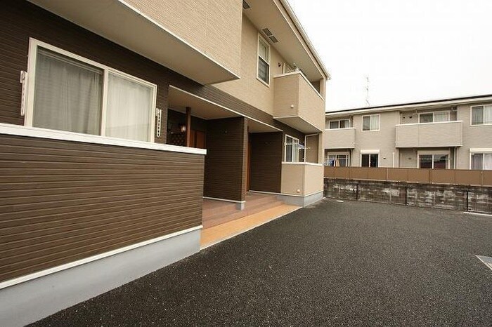 物件外観写真3　(エントランス部分)