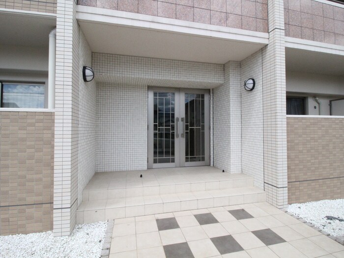 物件外観写真4　(エントランス部分)