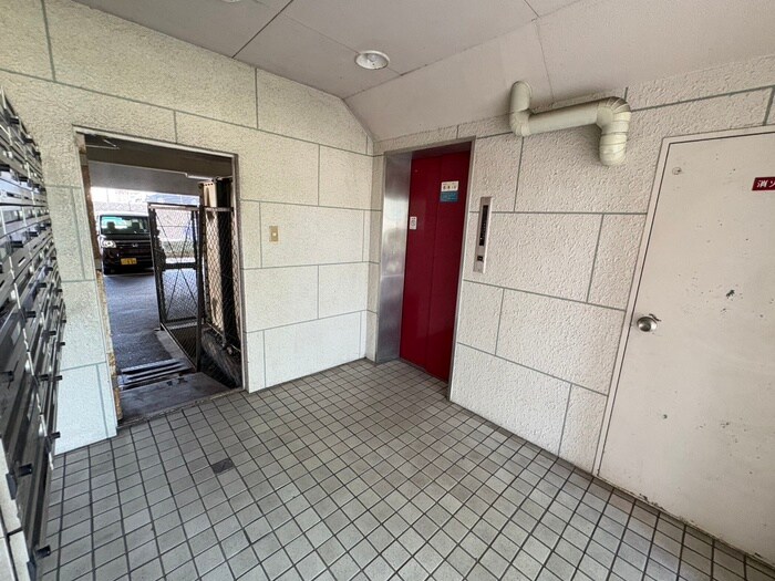 物件外観写真4　(エントランス部分)