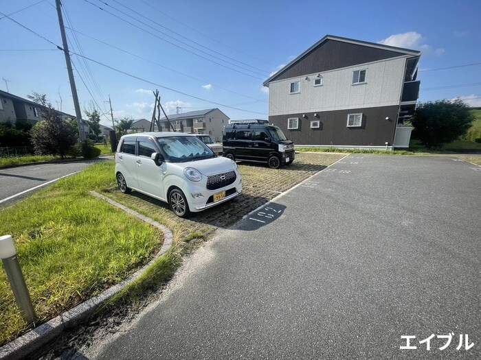 物件外観写真2　(駐車場)