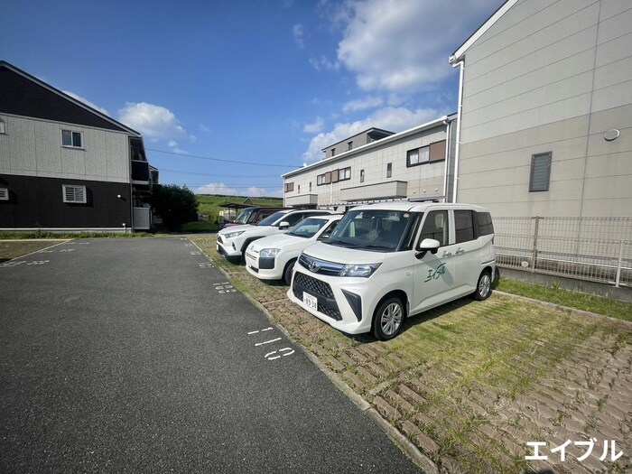 物件外観写真3　(駐車場)