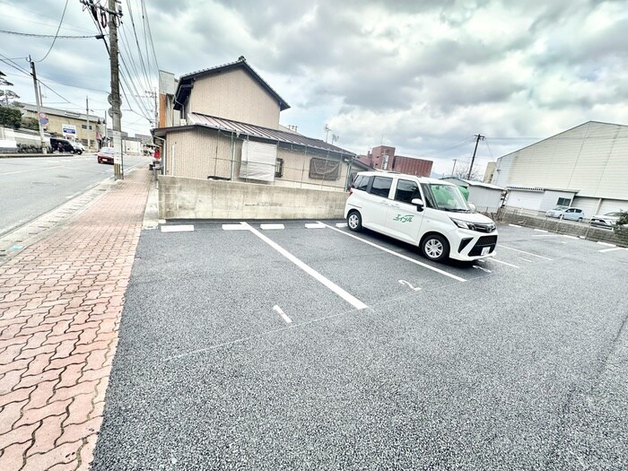 物件外観写真5　(駐車場)
