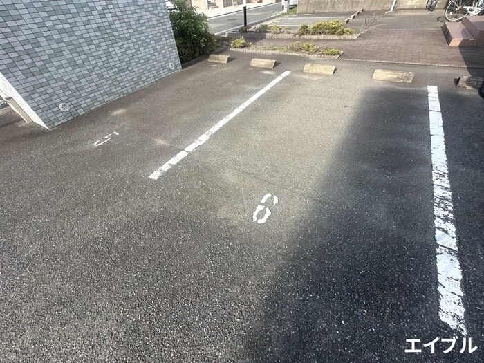 物件外観写真3　(駐車場)