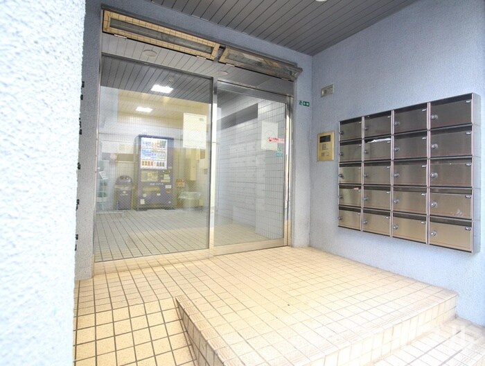 物件外観写真2　(エントランス部分)
