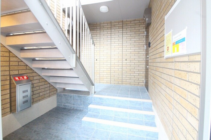 物件外観写真4　(エントランス部分)