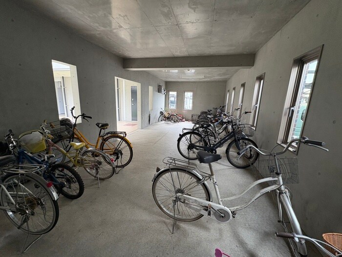 物件外観写真4　(駐輪場)