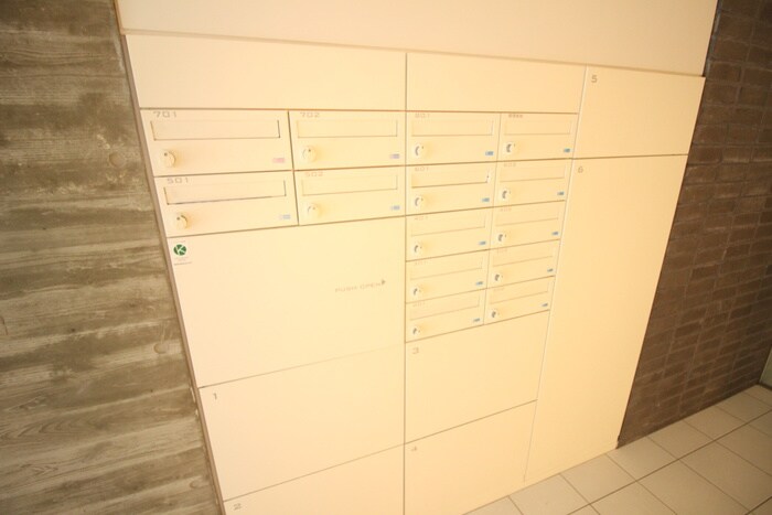 物件外観写真6　(エントランス部分)