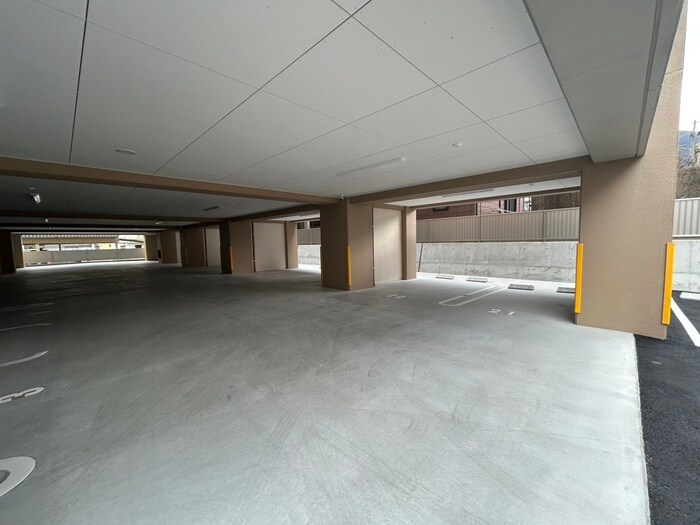 物件外観写真4　(駐車場)