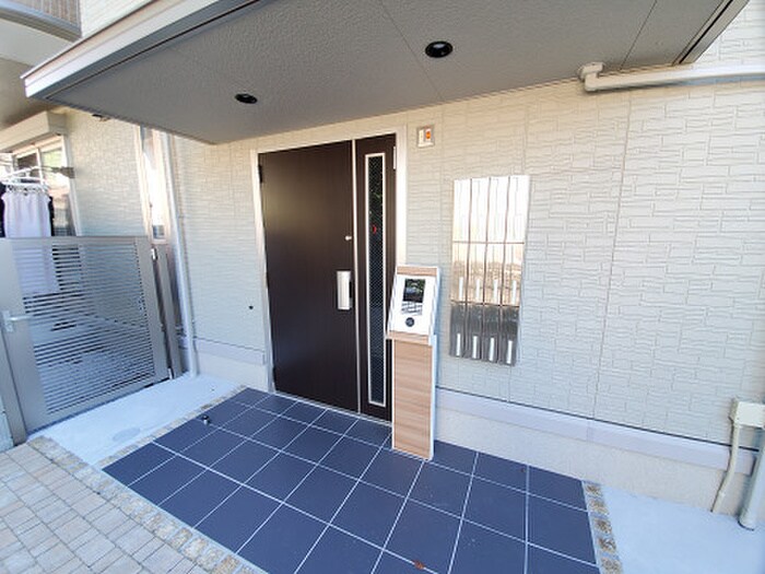 物件外観写真2　(エントランス部分)