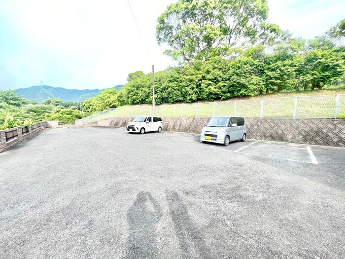 物件外観写真2　(駐車場)