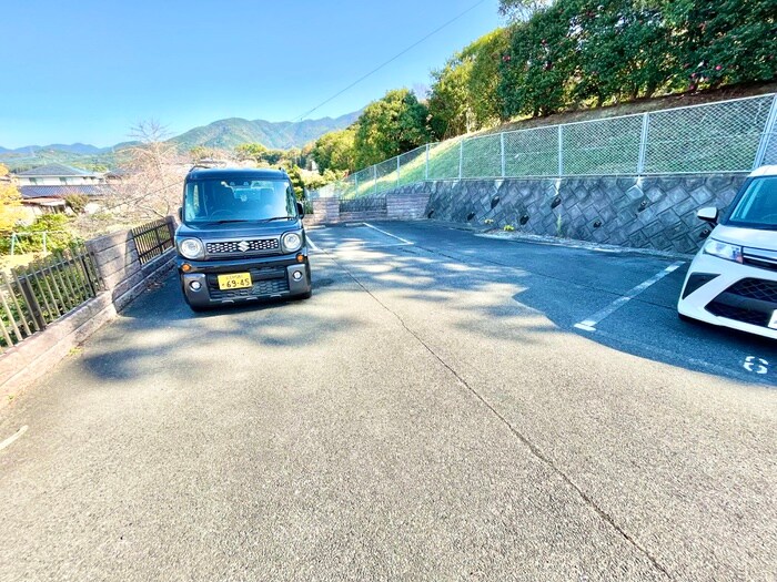 物件外観写真3　(駐車場)