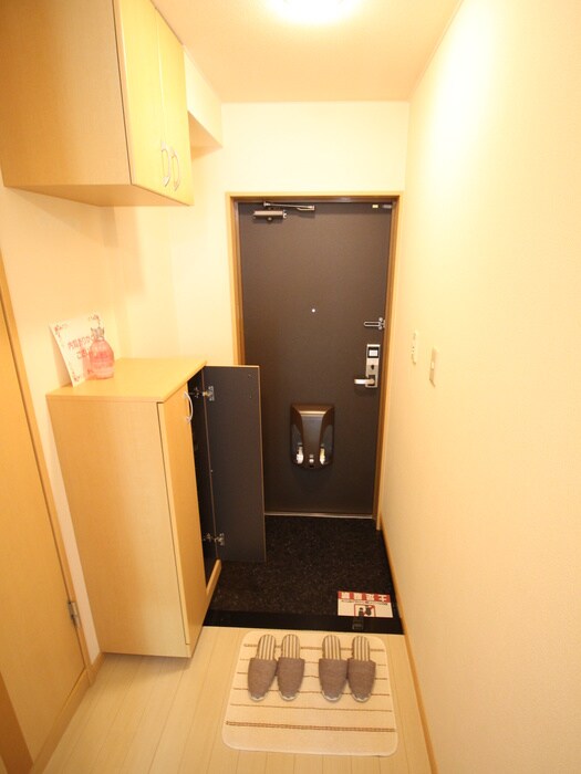 物件内観写真11　(玄関)