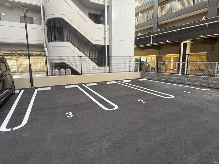 物件外観写真5　(駐車場)