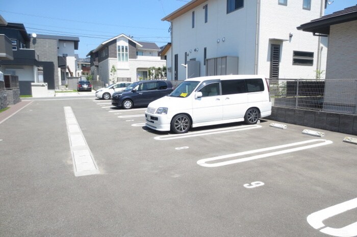 物件外観写真2　(駐車場)