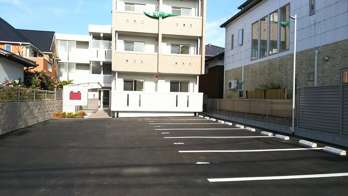 物件外観写真2　(駐車場)