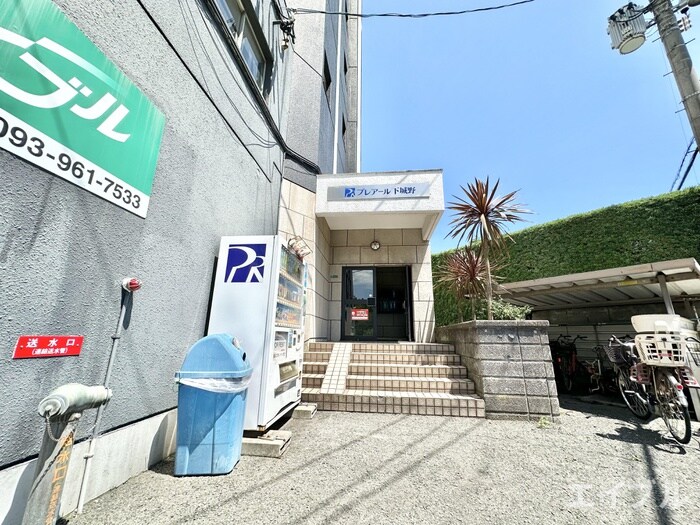 物件外観写真3　(エントランス部分)