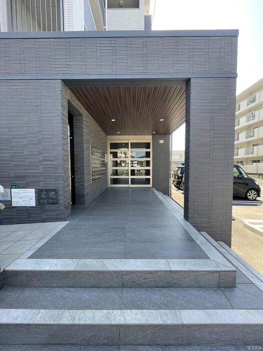 物件外観写真3　(エントランス部分)