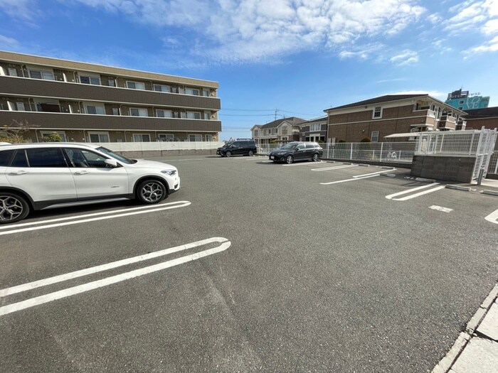 物件外観写真2　(駐車場)