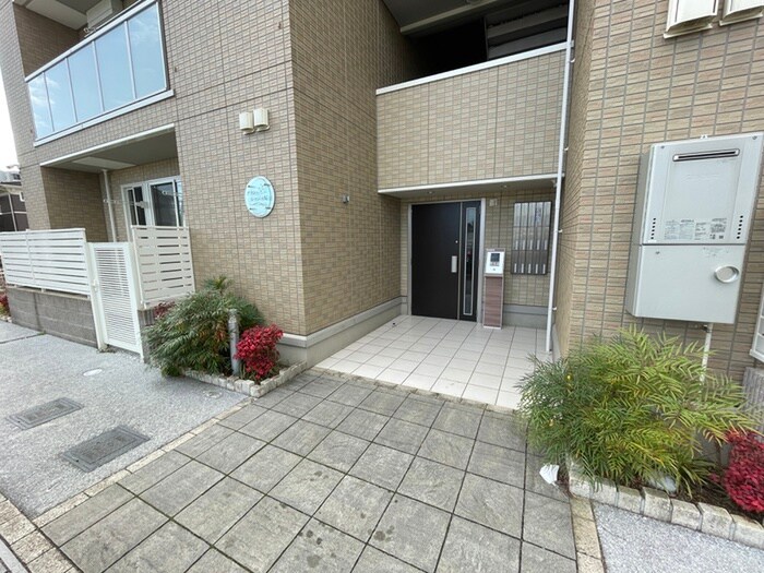 物件外観写真6　(エントランス部分)