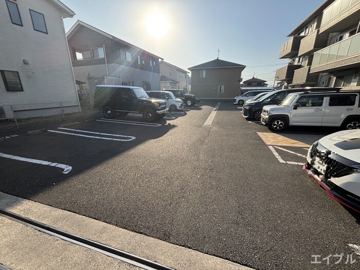 物件外観写真2　(駐車場)