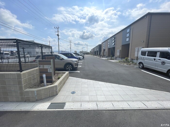 物件外観写真2　(エントランス部分)