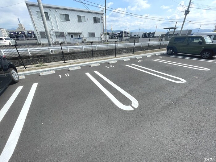 物件外観写真3　(駐車場)