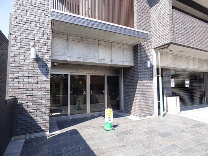 物件外観写真2　(エントランス部分)