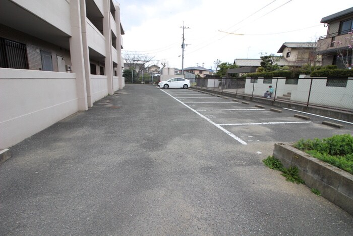 物件外観写真5　(駐車場)