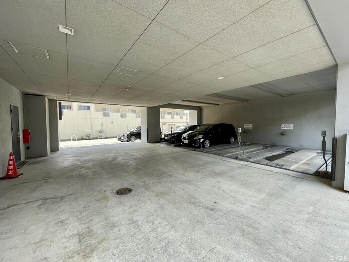 物件外観写真6　(駐車場)