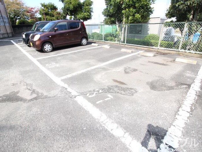 物件外観写真3　(駐車場)