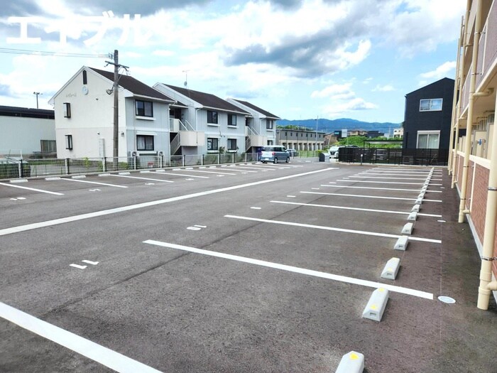 物件外観写真3　(駐車場)