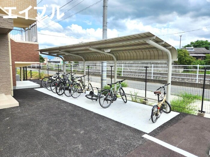 物件外観写真4　(駐輪場)