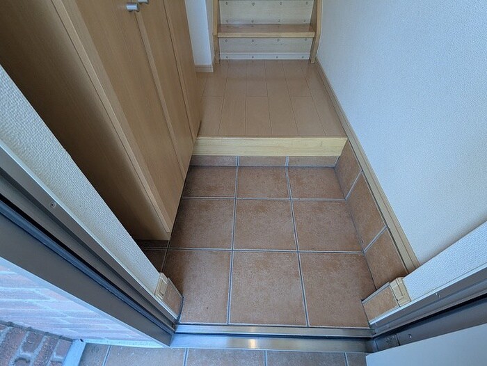 物件内観写真12　(玄関)
