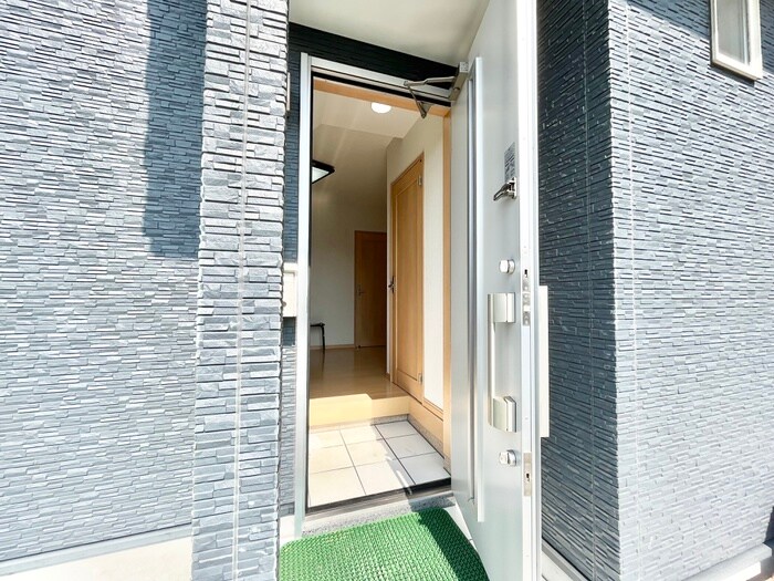 物件内観写真10　(玄関)