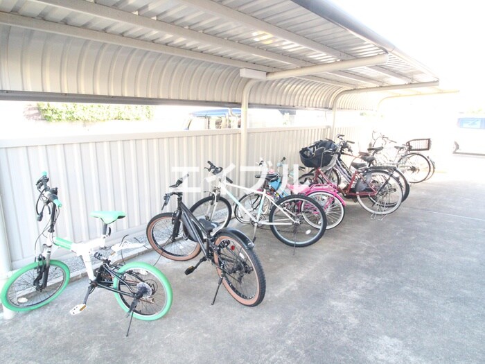 物件外観写真3　(駐輪場)