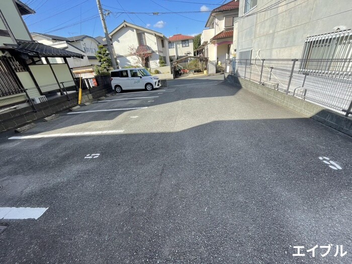 物件外観写真3　(駐車場)