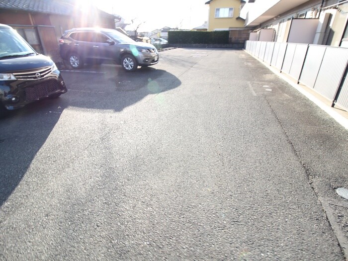 物件外観写真2　(駐車場)
