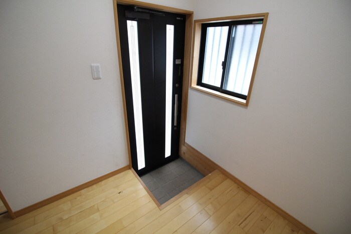 物件内観写真12　(玄関)
