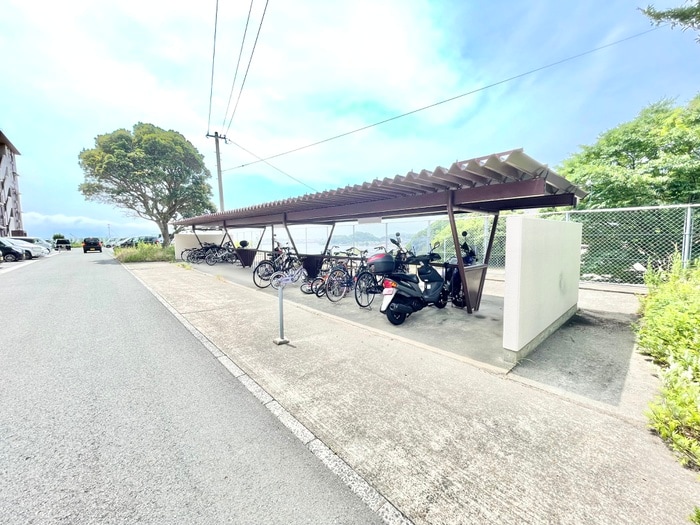 物件外観写真3　(駐輪場)