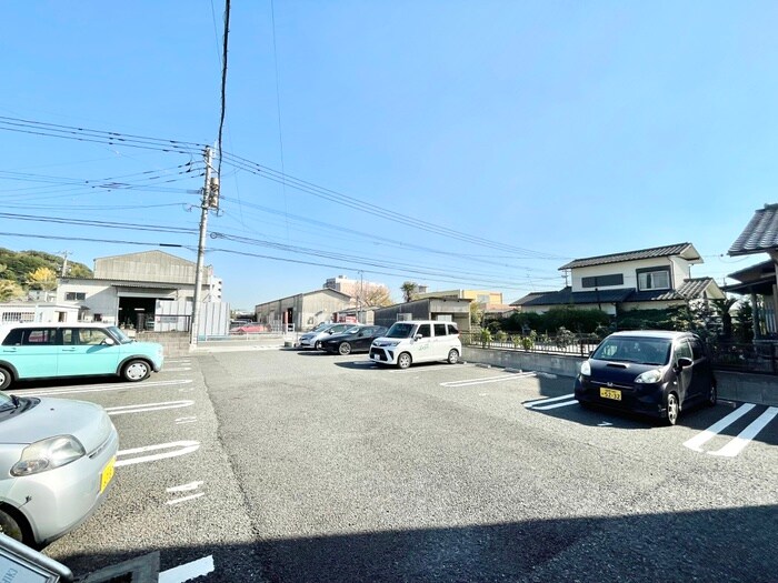物件外観写真2　(駐車場)
