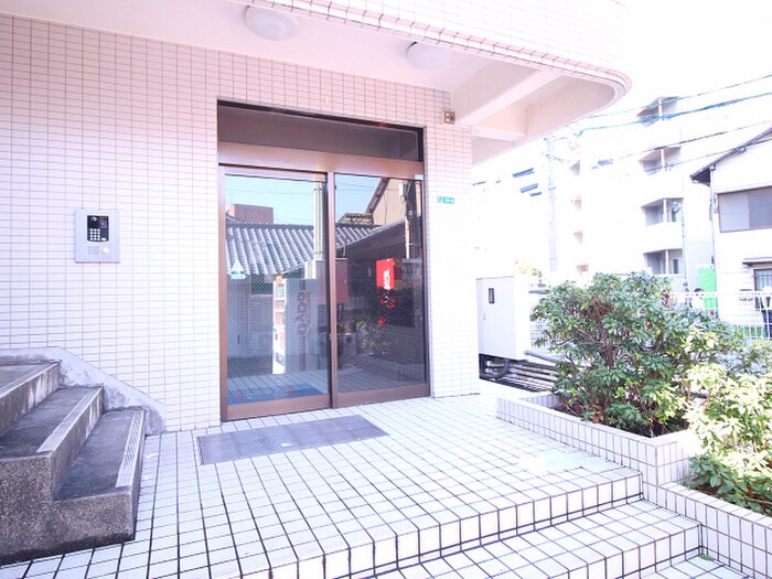 物件外観写真2　(エントランス部分)