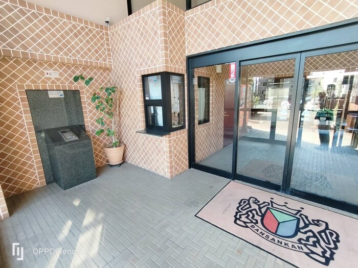 物件外観写真2　(エントランス部分)