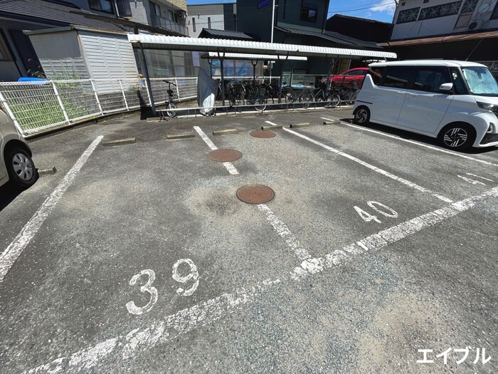 物件外観写真3　(駐車場)