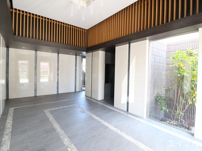 物件外観写真2　(エントランス部分)