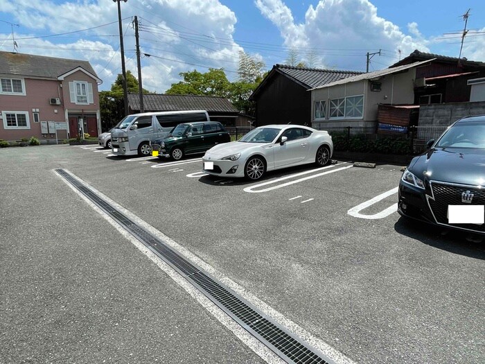 物件外観写真2　(駐車場)