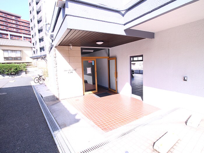 物件外観写真2　(エントランス部分)