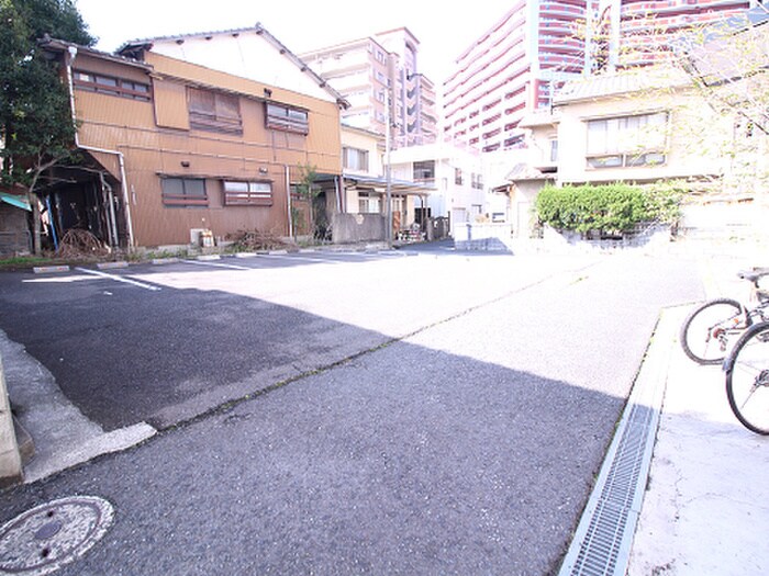 物件外観写真5　(駐車場)