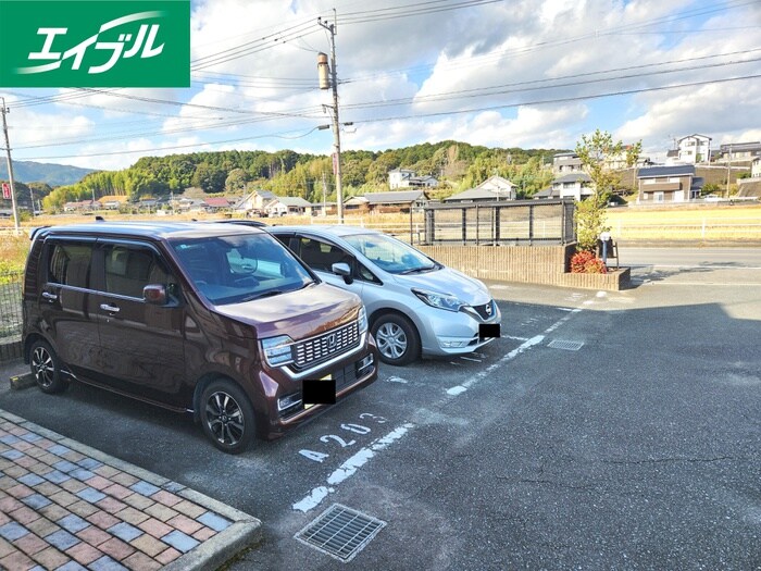 物件外観写真3　(駐車場)